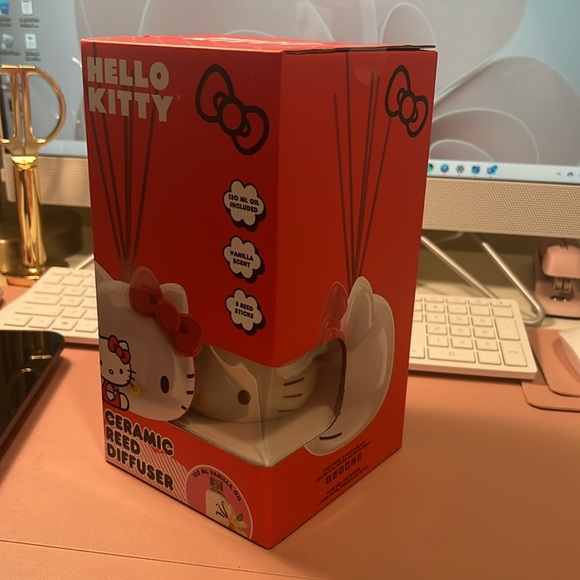 Hello Kitty by Sanrio. Ceramic Reed Diffuser w/ oil (vanilla scent) included. - Picture 6 of 6